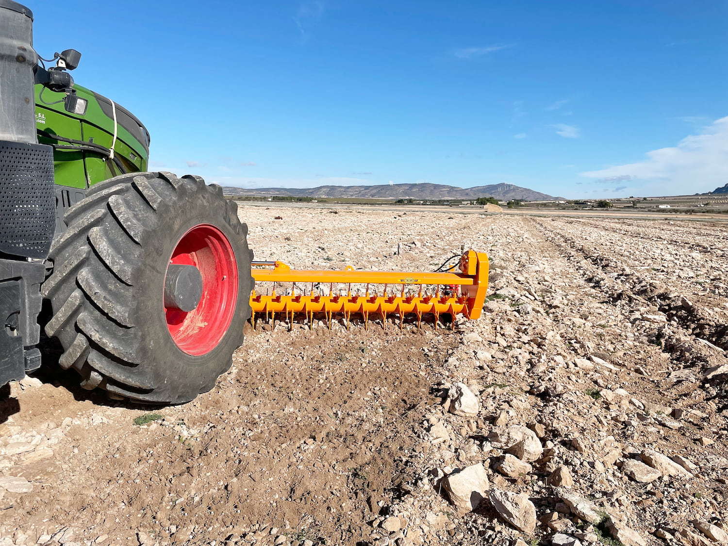 El nuevo Rastrillo Hilerador de Piedras RF de Tasias. #InnovaciónAgrícola 5