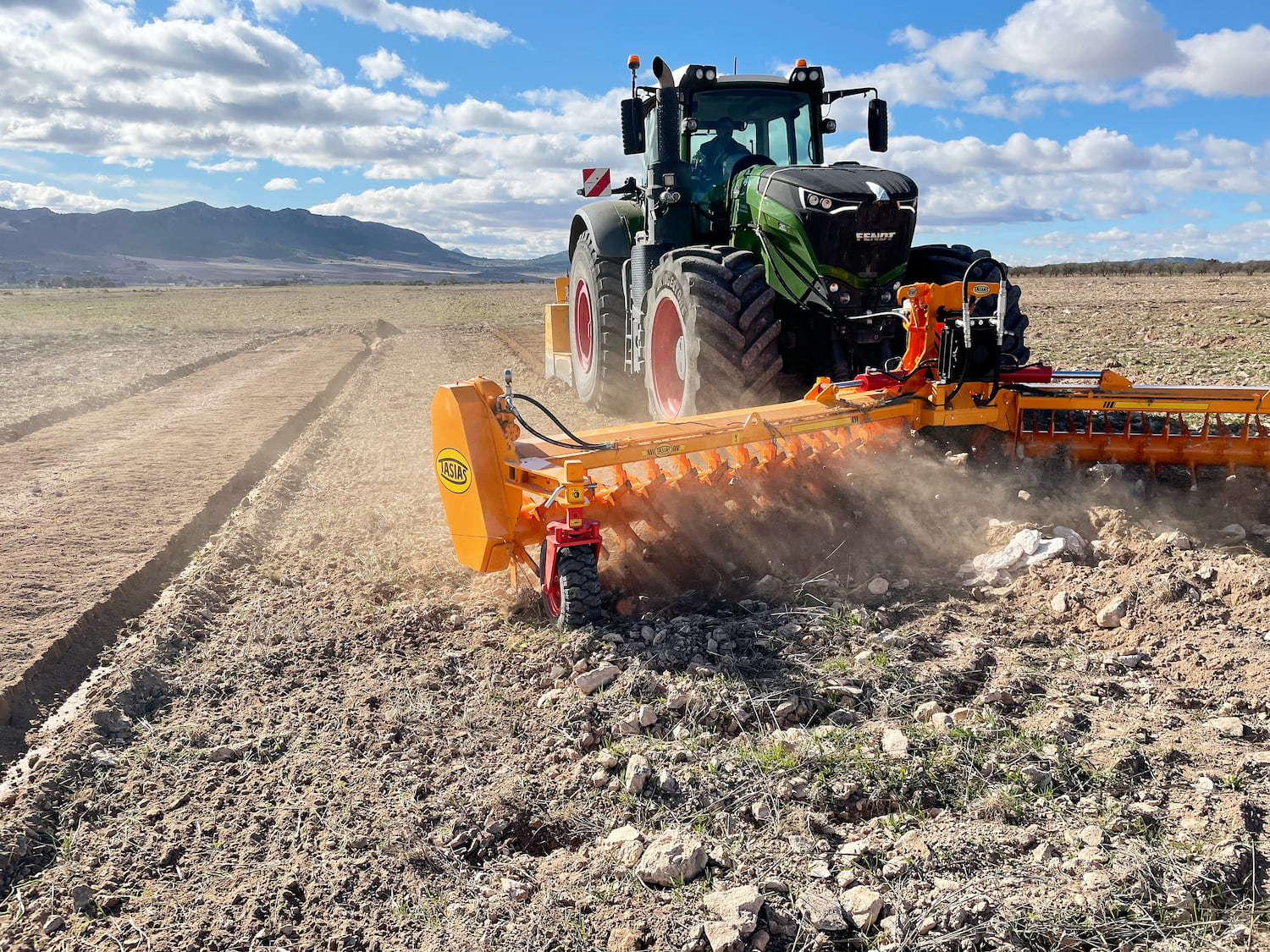 El nuevo Rastrillo Hilerador de Piedras RF de Tasias. #InnovaciónAgrícola 19
