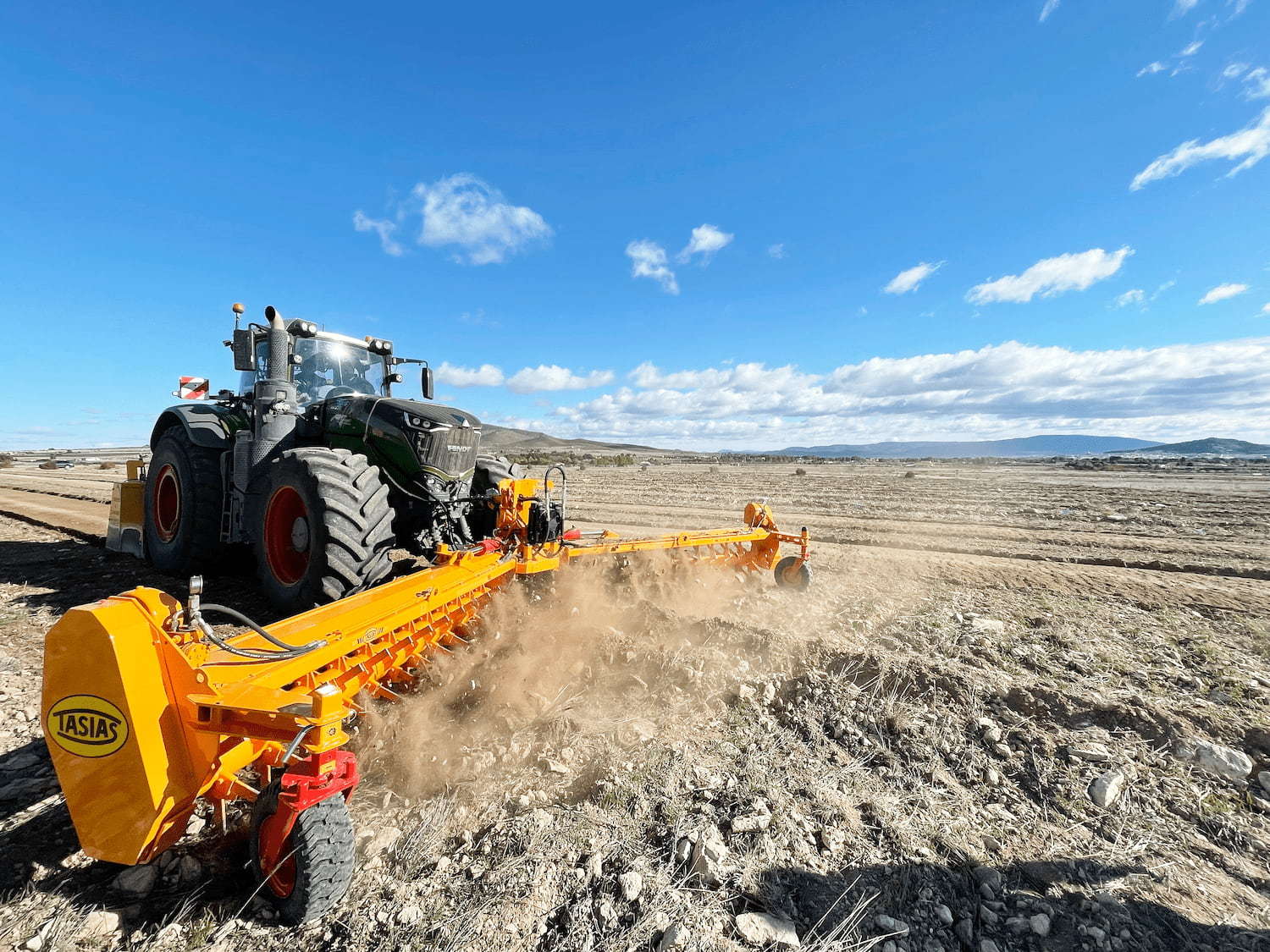 El nuevo Rastrillo Hilerador de Piedras RF de Tasias. #InnovaciónAgrícola 24
